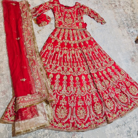 Pakistani/Indian Red lehnga choli bridal collection. Only wore once. - Picture 3 of 17